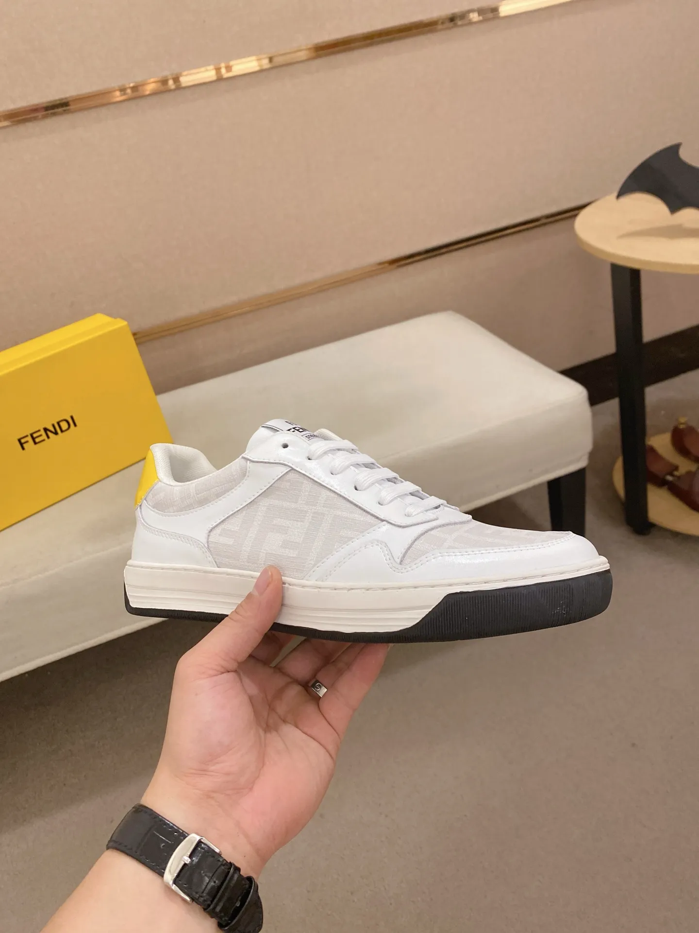 Men's shoes 💰 420💰 (FENDI) New style 👊🏻 upper 🇮🇹 imported cowhide fabric 🇩🇪 lining imported sheepskin lining. The original outsole is molded to highlight the identity of every man, and the upper foot is stable and stable🚶🏻🚶🏻The high-end custom counters reproduce the original version📯No matter the wind or rain, the shoe last remains unchanged and can withstand the verification of time🔍️,🔵 Size: 38-44 (45 is custom-made and cannot be returned or exchanged